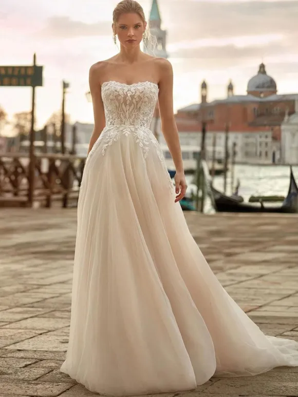 Robe de mariée princesse en dentelle bustier boutonné sur dos à traîne