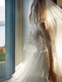 Robe de mariée princesse en dentelle bustier zip sur dos à traîne