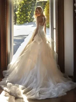 Robe de mariée princesse en dentelle bustier zip sur dos à traîne