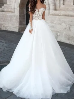 Robe de mariée princesse manche longue décolleté à traîne