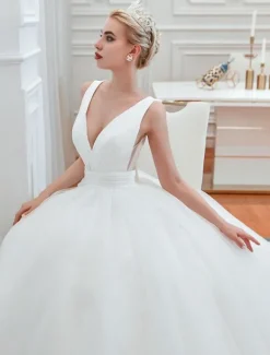 Robe de mariée princesse Robe mariage en tulle col V à grande traîne