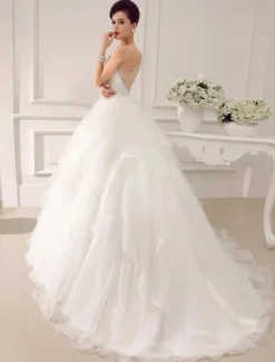 Robe de mariée princesse à une épaule à traîne