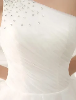 Robe de mariée princesse à une épaule à traîne