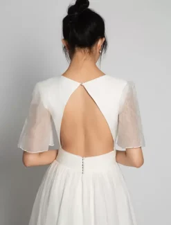 Robe de mariée simple A-ligne col en V manches courtes boutonné sur dos au sol