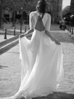 Robe de mariée simple A-ligne col en V manches courtes boutonné sur dos au sol