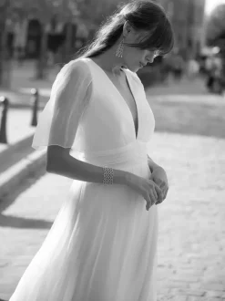 Robe de mariée simple A-ligne col en V manches courtes boutonné sur dos au sol