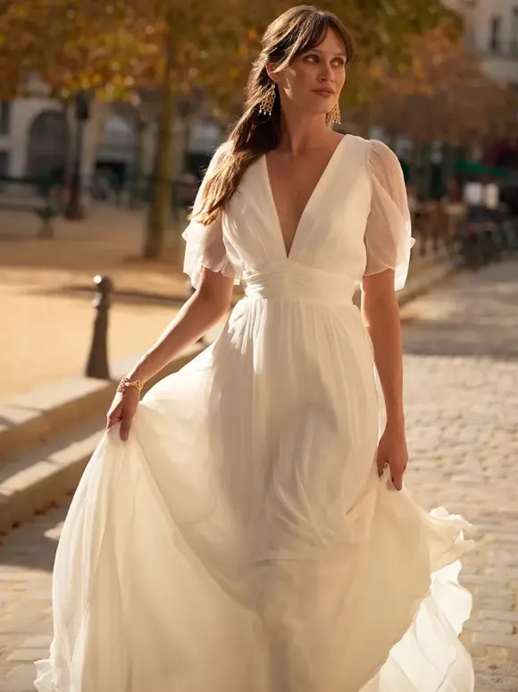 Robe de mariée simple A-ligne col en V manches courtes boutonné sur dos au sol