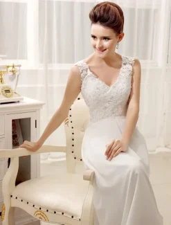 Robe de mariée simple blanche en dentelle co V en dentelle boutonné sur dos jupe plissée robe de mariage