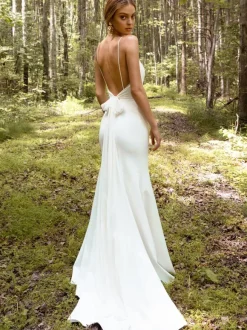 Robe de mariée simple blanche en satin à bretelles col v longueur au sol Robe de mariage