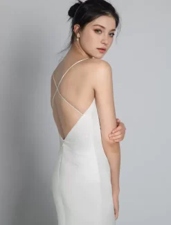 Robe de mariée simple col V jupe plissée à traîne