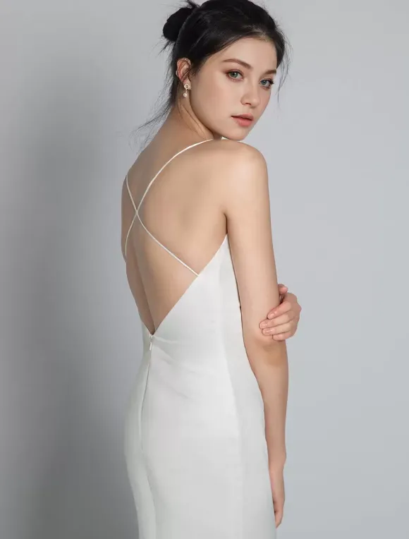 Robe de mariée simple col V jupe plissée à traîne