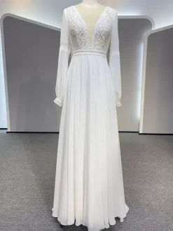 Robe de mariée simple col V manche longue dos en dentelle décoré des boutons longueur au sol