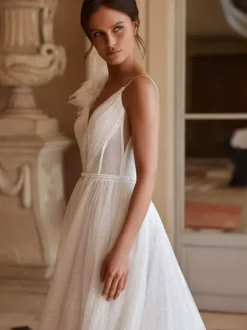 Robe de mariée simple coupe trapèze col en V sans manches en dentelle