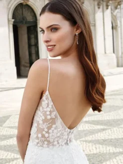 Robe de mariée simple en dentelle col en V décolleté boutonnée sur dos à traîne courte