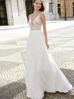 Robe de mariée simple en dentelle col en V décolleté boutonnée sur dos à traîne courte