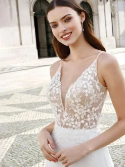 Robe de mariée simple en dentelle col en V décolleté boutonnée sur dos à traîne courte