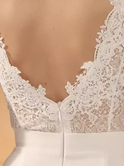 Robe de mariée simple en dentelle à col en V et manches courtes en dentelle Robe de mariée trapèze