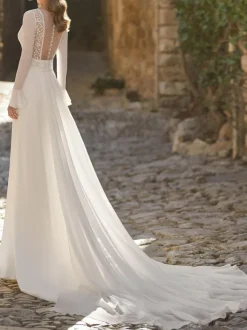 Robe de mariée simple en dentelle col en V manches longues boutonné sur dos