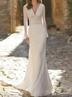 Robe de mariée simple en dentelle col en V manches longues boutonné sur dos