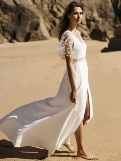 Robe de mariée simple en dentelle col en V manches courtes fente sur le devant robe de bal 30 cm