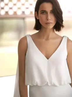 Robe de mariée simple en mousseline col en V sans manches plissée style sirène