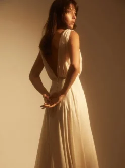 Robe de mariée Simple en mousseline de soie col en v sans manches boutonné sur dos à traîne