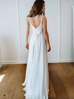 Robe de mariée simple en polyester col en V sans manches fendue sur le devant robes de mariée trapèze