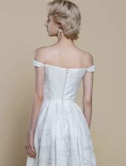 Robe de mariée simple en polyester à col bateau et fleurs en forme de A