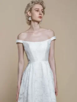 Robe de mariée simple en polyester à col bateau et fleurs en forme de A