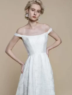 Robe de mariée simple en polyester à col bateau et fleurs en forme de A