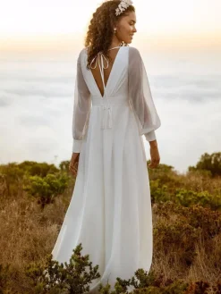Robe de mariée simple en satin col V manche longue transparente jupe fendue