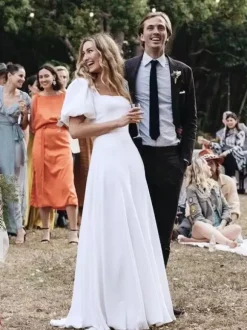 Robe de mariée simple en satin col carré manches courtes ceinture coupe trapèze