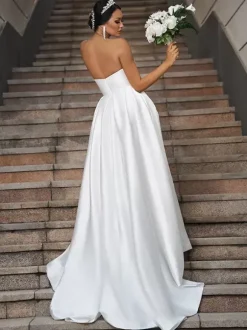 Robe de mariée simple en tissu satiné col en c艙ur sans manches ligne a