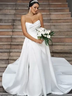 Robe de mariée simple en tissu satiné col en c艙ur sans manches ligne a