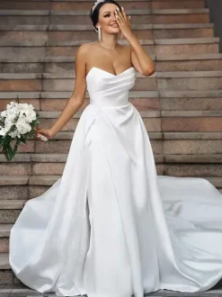 Robe de mariée simple en tissu satiné col en c艙ur sans manches ligne a