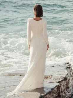 Robe de mariée simple gaine col bijou manches longues boutons robes de mariée