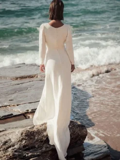 Robe de mariée simple gaine col bijou manches longues boutons robes de mariée