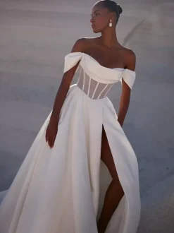 Robe de mariée simple robe de bal coupe trapèze décolleté manches courtes découpes