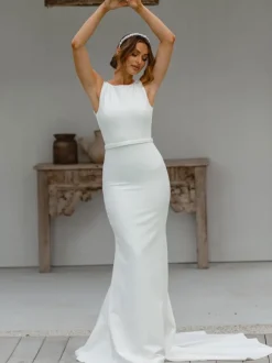 Robe de mariée sirène en satin col bateau dos nu à traîne