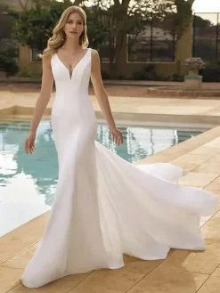 Robe de mariée sirène en satin col V manche sans manche dos nu à petite traîne