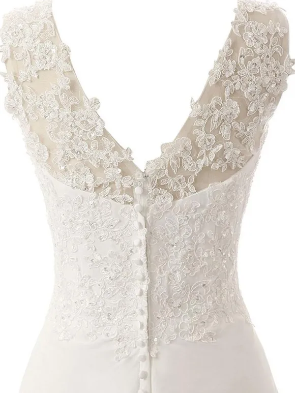 Robe de mariée trapèze col V boutonné sur dos à traîne