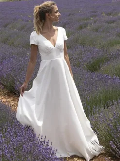 Robe de mariée trapèze col V manche courte boutonné sur dos au sol