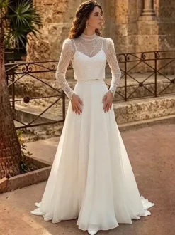 Robe de mariée trois pièces en dentelle et mousseline col rond coupe trapèze traîne fermeture éclair manches longues