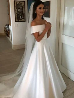 Robe de mariée vintage hors de l'épaule boutonné sur dos à traîne