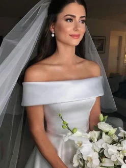 Robe de mariée vintage hors de l'épaule boutonné sur dos à traîne