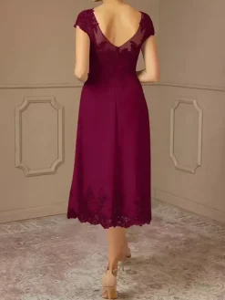 Robe de mère de la mariée en dentelle avec manches cape et ornements en dentelle robe de soirée de mariage longueur thé