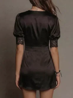 Robe de nuit courte en dentelle manches courtes col en V nuisette portefeuille sexy en satin noir