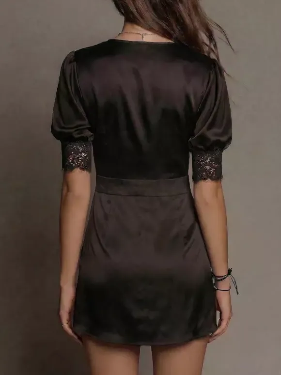 Robe de nuit courte en dentelle manches courtes col en V nuisette portefeuille sexy en satin noir