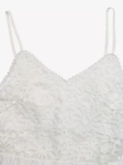 Robe de plage longue fluide en dentelle blanche style bohème débardeur maxi à taille ajourée.