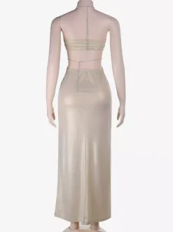 Robe de soirée abricot en satin sirène moulante à strass dos nu fente latérale et décolleté dos nu ornée de strass.